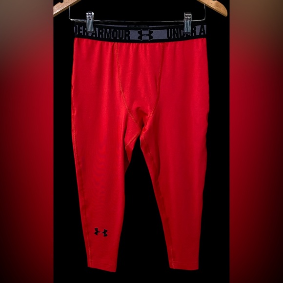 Under Armour: Red and Black HeatGear Compression Cropped Leggings - Picture 5 of 15